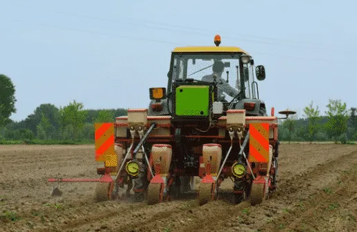 Trattore con attrezzatura per il diserbo meccanico in campo